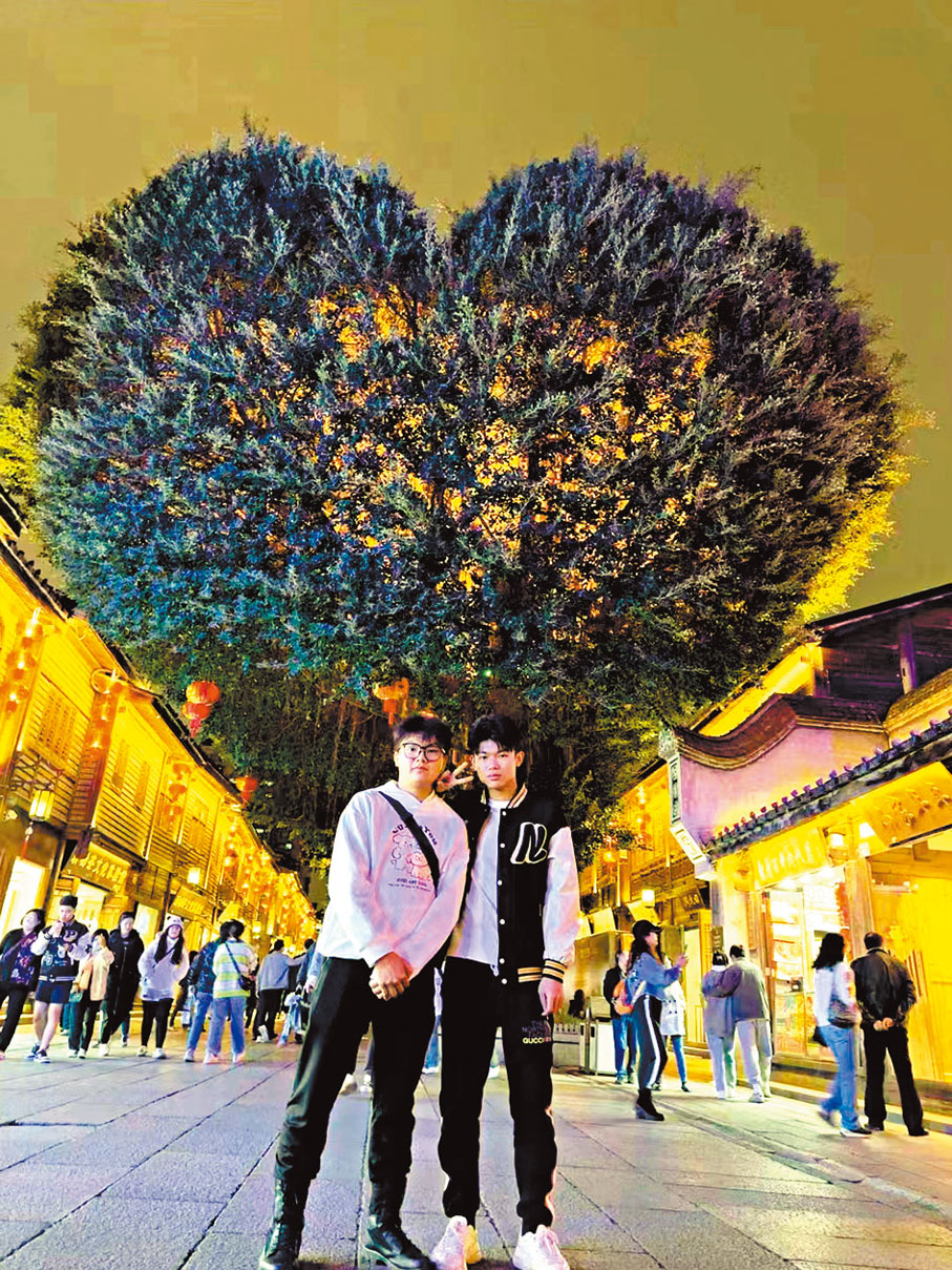 ◆陳鈺瀚（左）在福州三坊七巷與同學合影。香港文匯報福建傳真