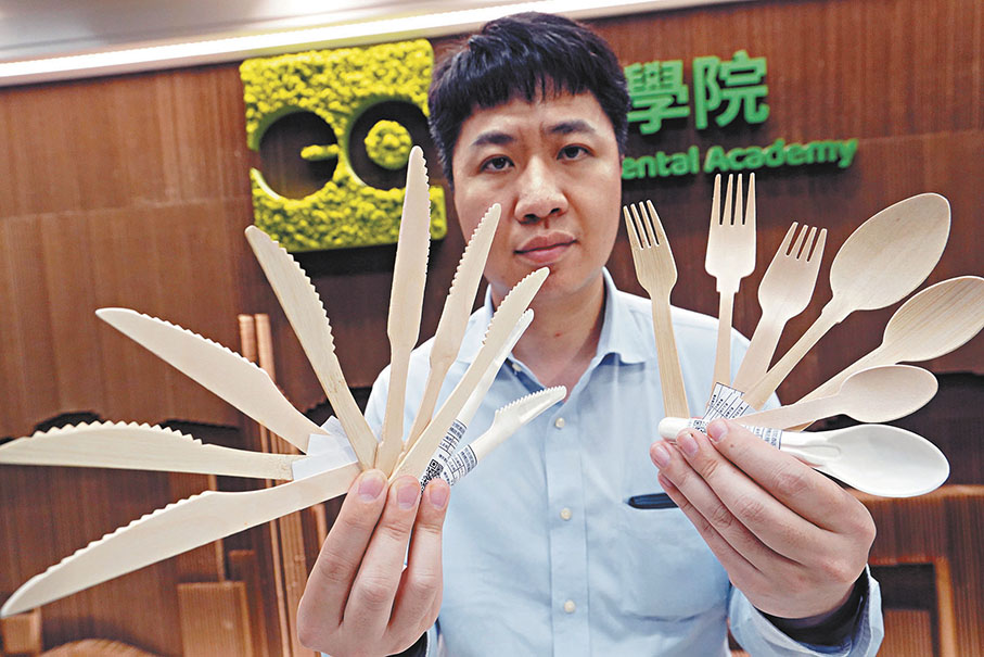 ◆供應商代表展示非塑膠餐具。 香港文匯報記者曾興偉  攝