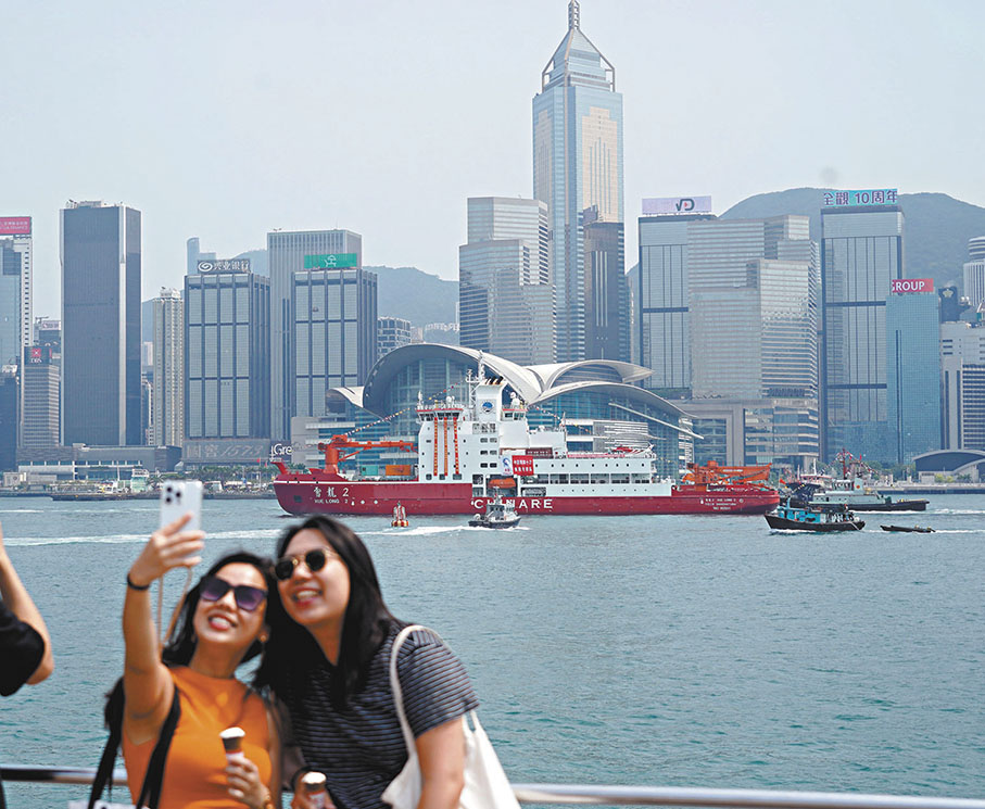 ◆市民到尖沙咀海旁與「雪龍2」號合照。 香港文匯報記者曾興偉  攝