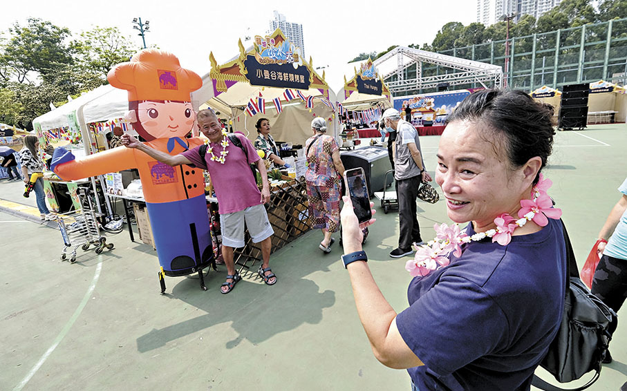 ◆「龍城美食潑水泰繽紛」泰國特色市集昨日起舉行，市民前來品嘗美食及打卡留念。 香港文匯報記者涂穴  攝