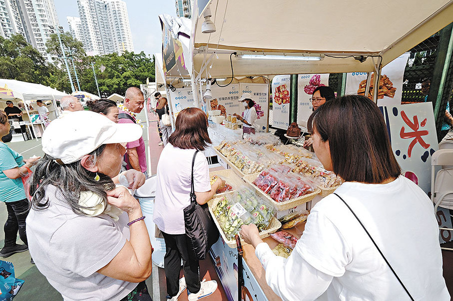 ◆不少市民紛對現場的泰國特產食品有興趣，前來攤檔選購。 香港文匯報記者涂穴  攝