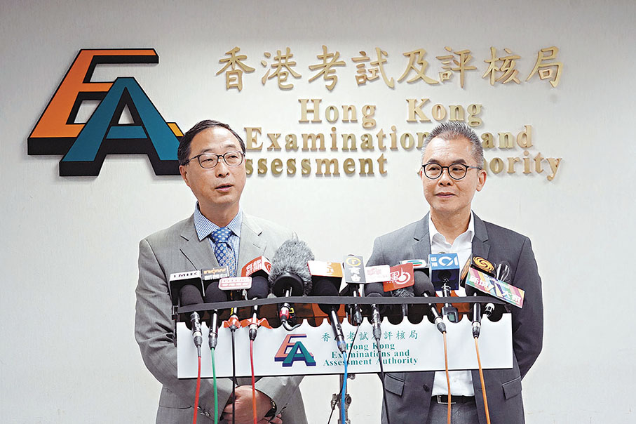 ◆考評局宣布中學文憑試停用電子點名系統「監考易」。左為魏向東。 香港文匯報 記者 曾興偉 攝