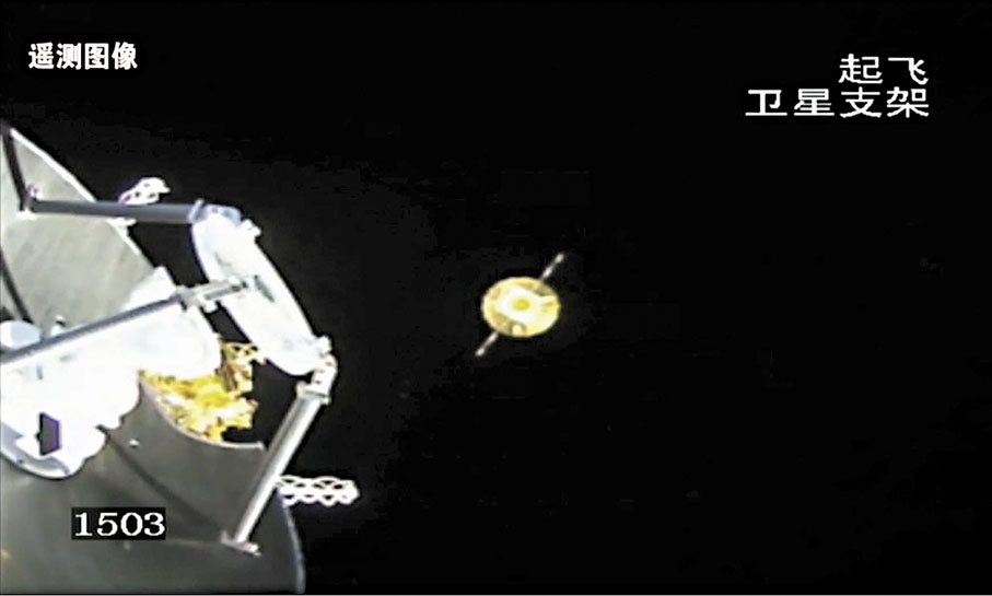 ◆2024年3月20日，長征八號運載火箭衛星支架相機拍攝成像。鵲橋二號中繼星與運載火箭成功分離，太陽翼及傘天線順利展開，圖像左側為天都試驗星。 國家航天局供圖