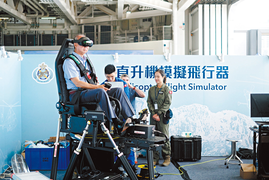 ◆市民體驗直升機模疑器。香港文匯報記者涂穴 攝