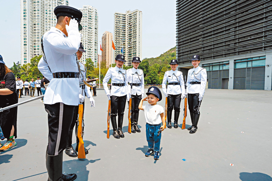◆小朋友向入境處儀仗隊成員敬禮。