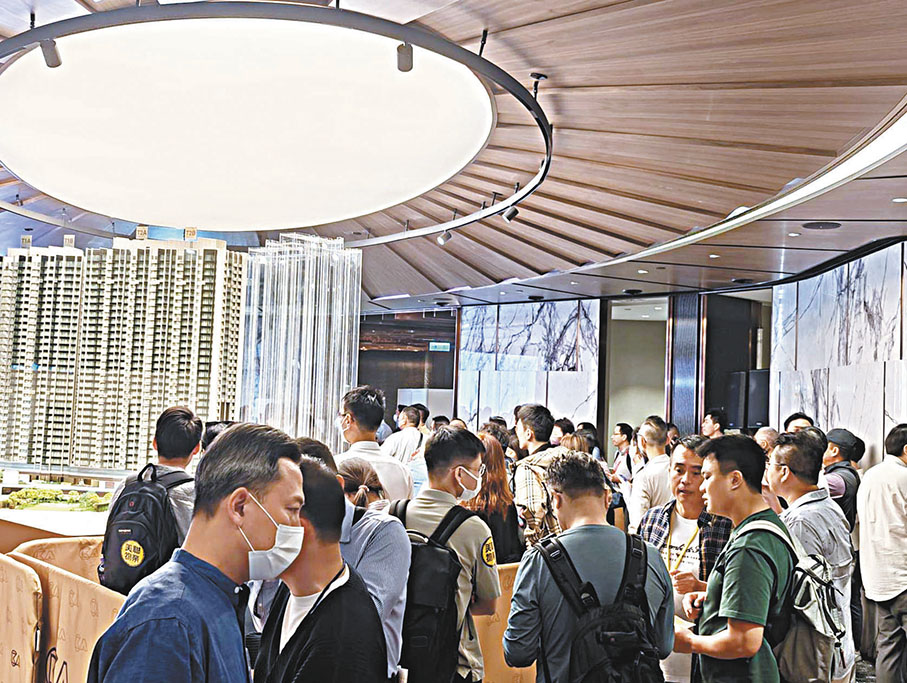 ◆黃竹坑站港島南岸Blue Coast昨日發售次輪184伙，售樓處場內場外都十分擠迫。