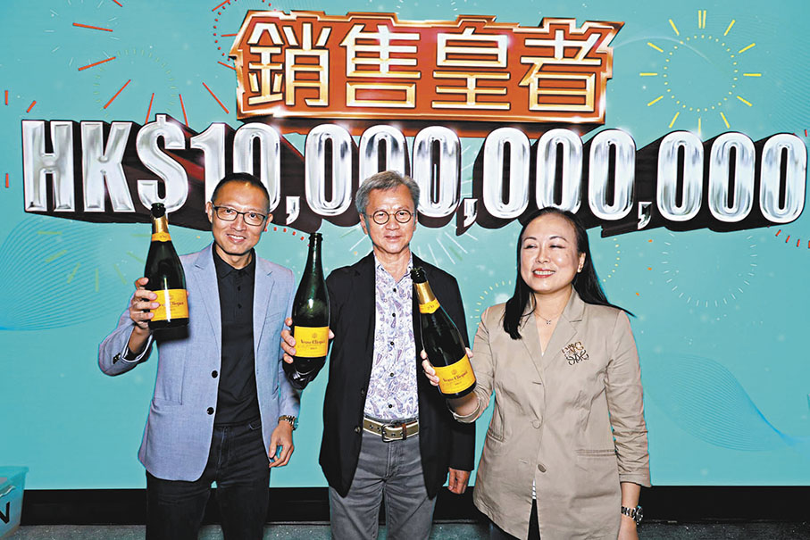 ◆Blue Coast開售短短8日已套現逾百億元，為今年以來銷售額最高新盤。長實執董趙國雄（中）預告加價。