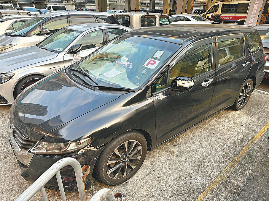 ◆警方檢獲「碰瓷黨」犯案的車輛，車身千瘡百孔，有多處曾碰撞痕跡。