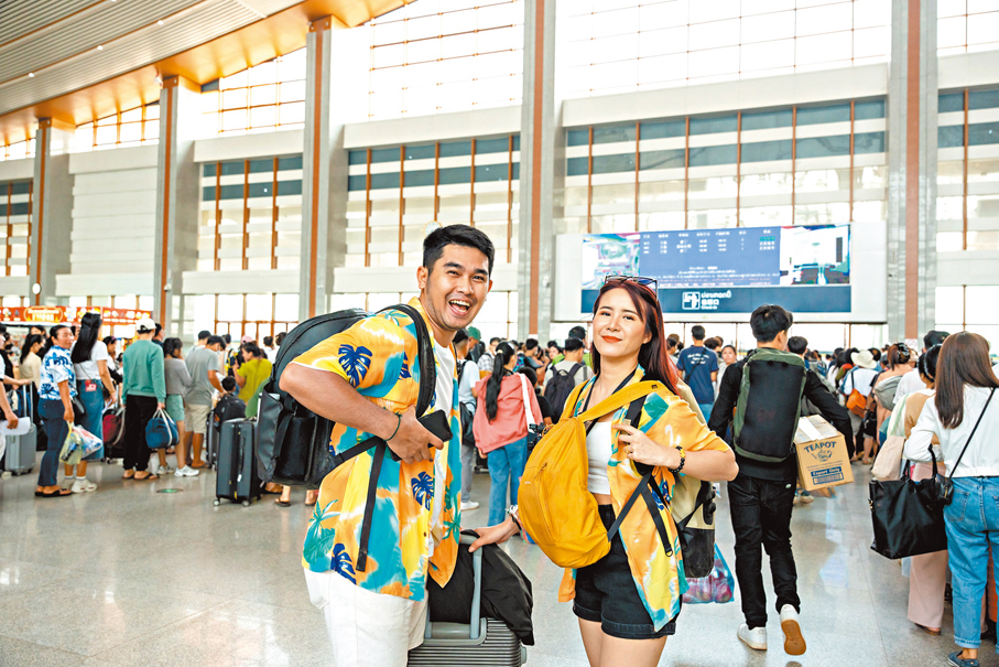 ◆13日在位於老撾萬象的中老鐵路萬象站拍攝的旅客。新華社