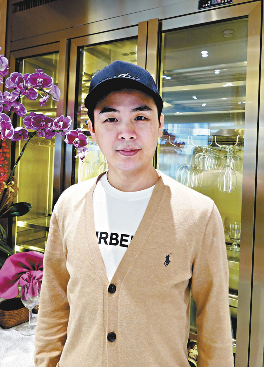 ◆時裝的阮德民也是官仔骨骨。