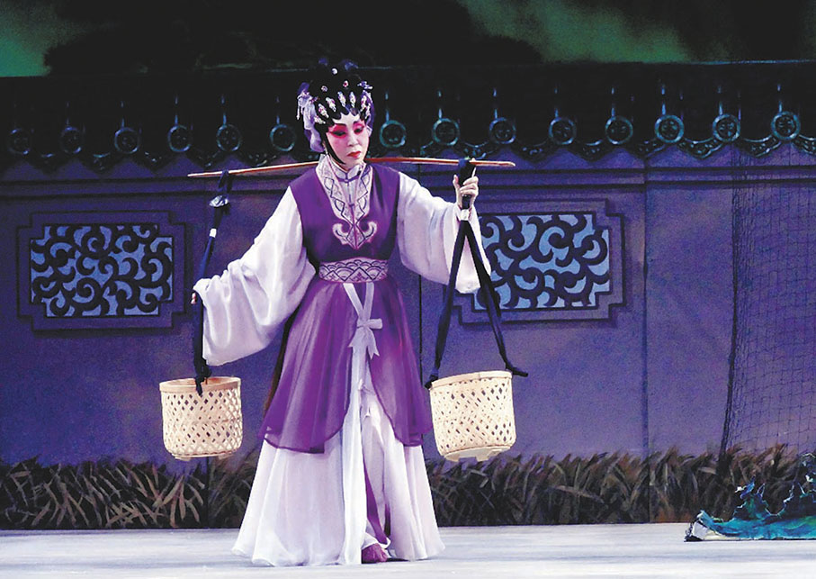 ◆王超群演繹竹籃打水和鐵柱磨針。