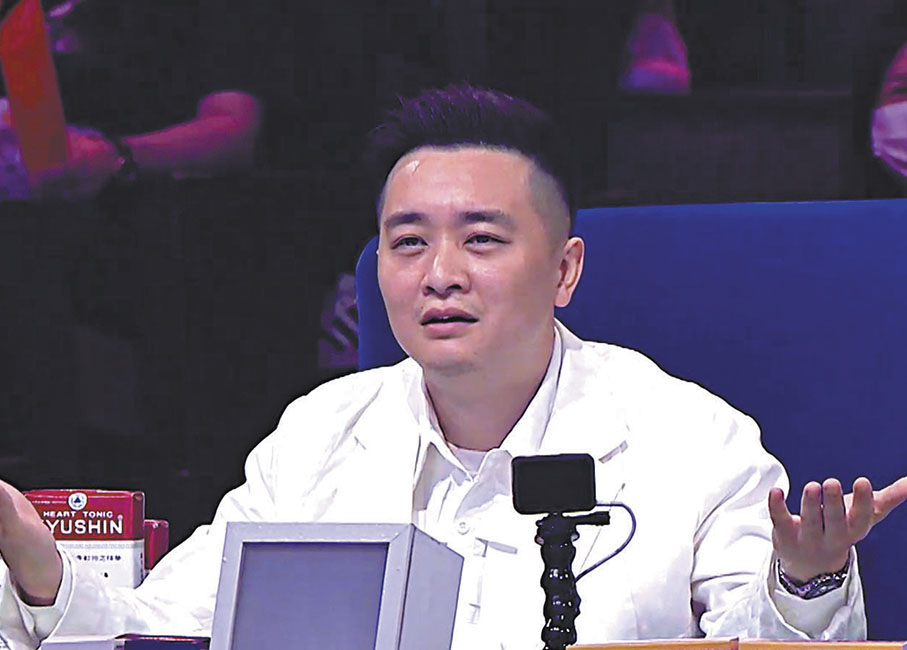 ◆譚輝智模仿評審伍仲衡。