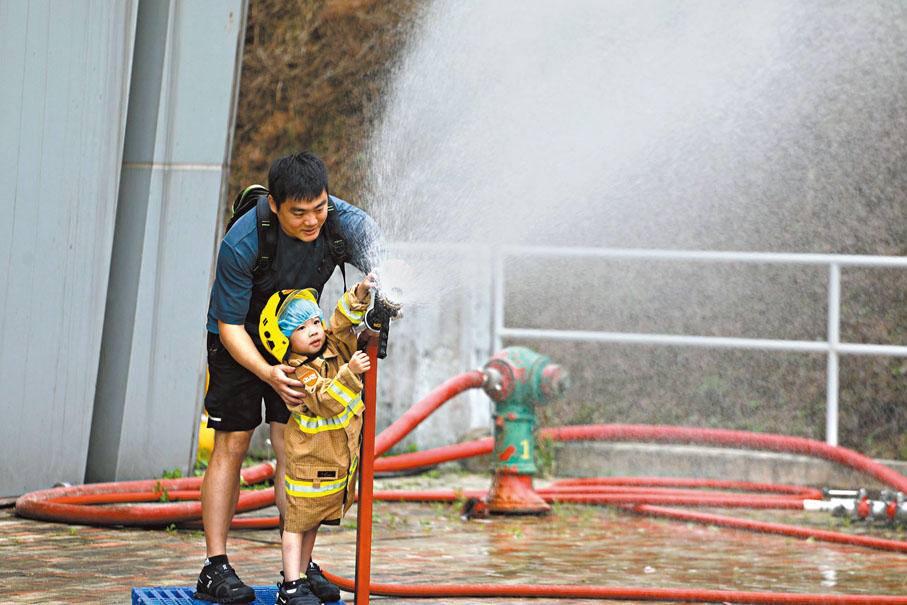 ◆小朋友一嘗消防員體驗。香港文匯報記者郭木又 攝