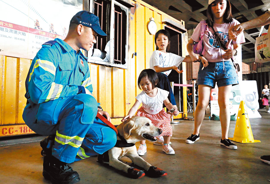 ◆小朋友與消防犬互動。香港文匯報記者郭木又 攝