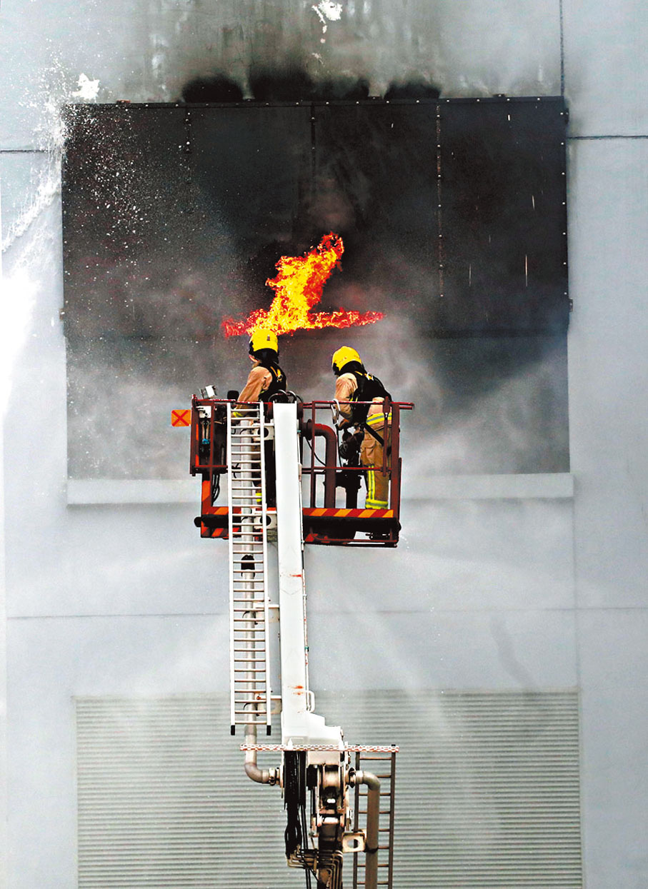◆消防員進行滅火示範。香港文匯報記者郭木又 攝