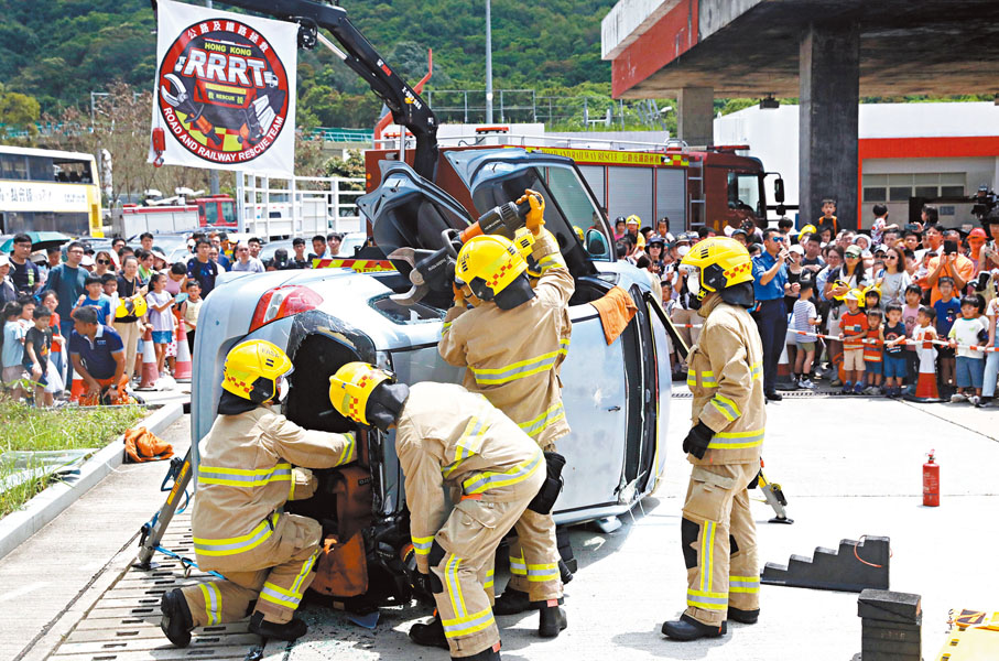 ◆市民圍觀消防救援示範。香港文匯報記者郭木又 攝