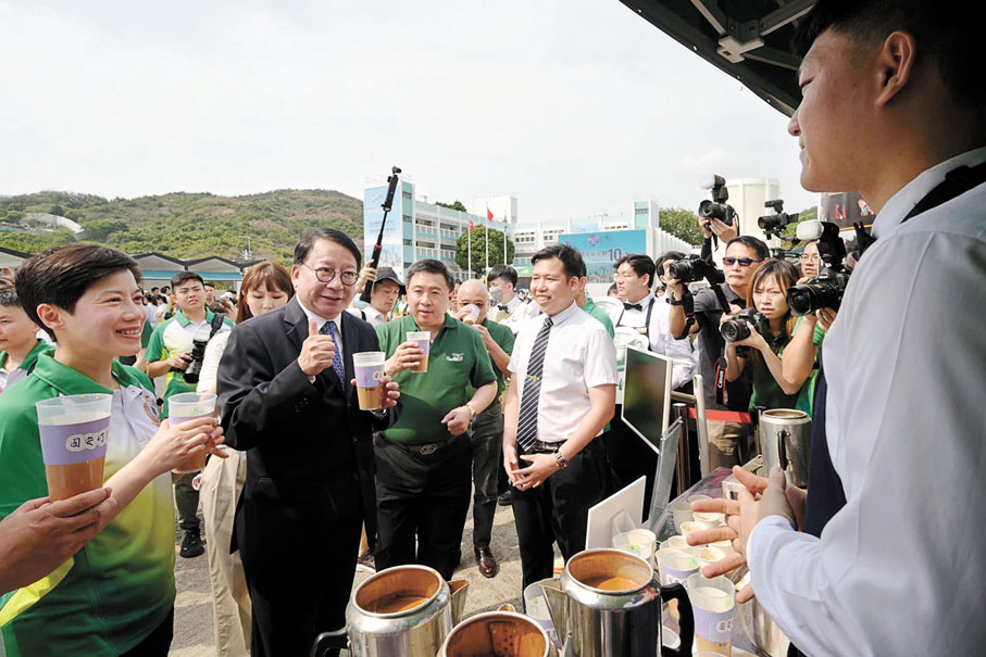 ◆陳國基昨日出席香港海關學院開放日，品嘗「國安奶茶」。陳國基Fb圖片