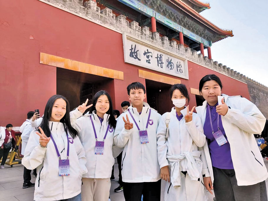 ◆龍薇冰（右一）與隊員參觀北京故宮博物院。 受訪者供圖