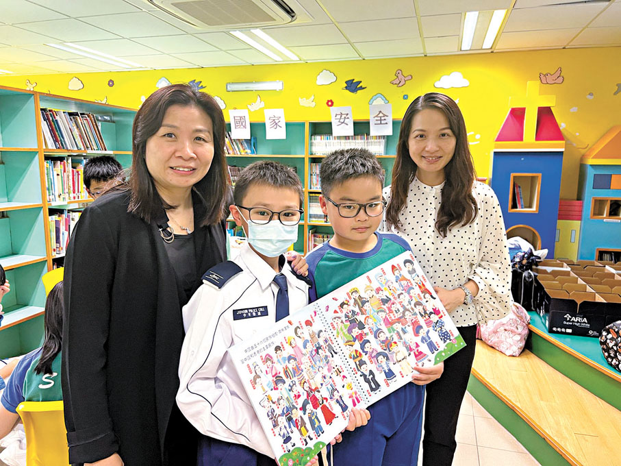 ◆張作芳校長（左一）和徐婉明主任（右一）帶領小學生當「國安小老師」。 香港文匯報記者康敬 攝