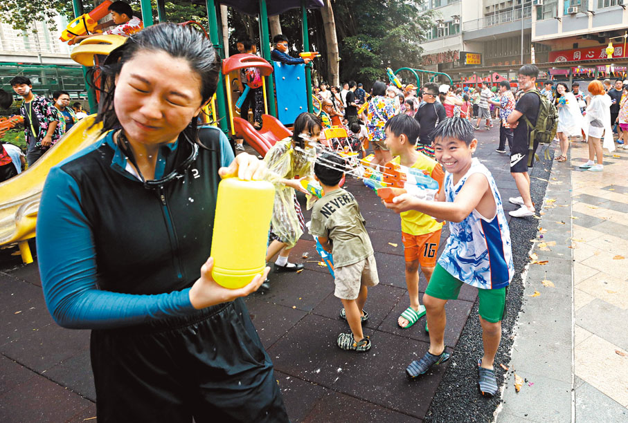 ◆水槍「水柱」橫飛，一不留神就被射中了。香港文匯報記者郭木又 攝