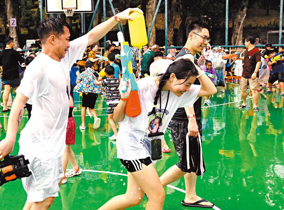 ◆除了射水槍，還可以倒水在頭上。香港文匯報記者郭木又 攝