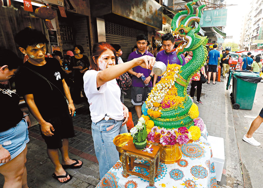 ◆泰國潑水節慶祝儀式。香港文匯報記者郭木又 攝