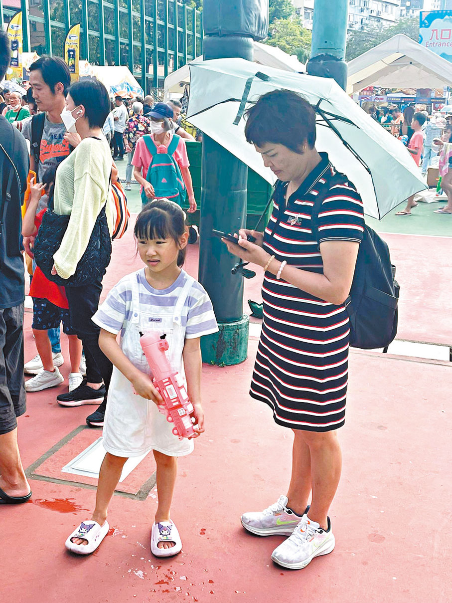 ◆高女士（右）及女兒。香港文匯報記者張弦  攝