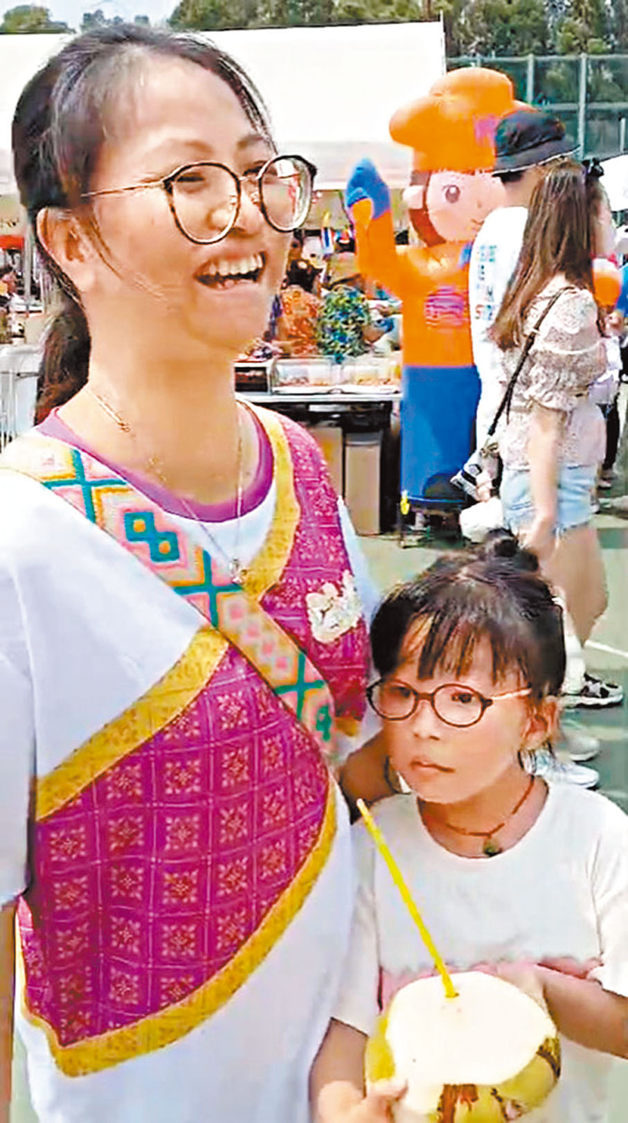 ◆蘇女士帶5歲女兒到市集逛街。香港文匯報記者朱迪思  攝