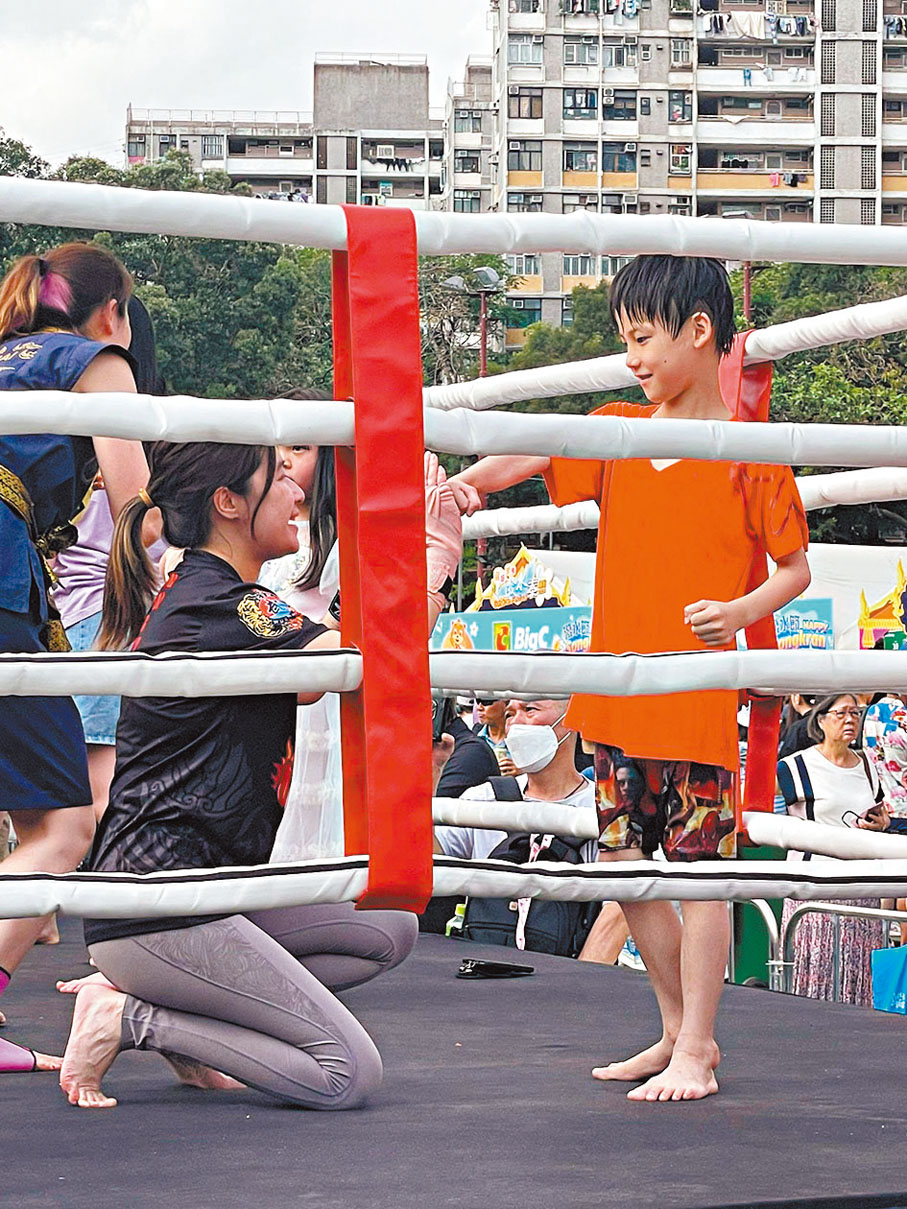 ◆8歲的Wire（右）上台嘗試泰拳動作。香港文匯報記者張弦  攝