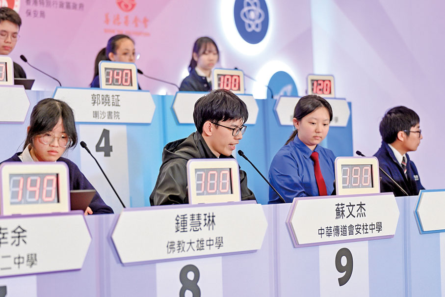 ◆12位中學生正參與個人總決賽。