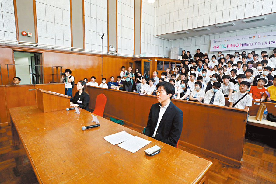 ◆模擬法庭審判「校園盜竊案」，以生動的案件切入，讓在場的學生認識到法治的重要性。 香港文匯報記者郭木又  攝