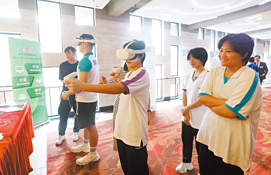 ◆VR虛擬實境體驗助同學加強對國家安全的了解。 香港文匯報記者郭木又  攝