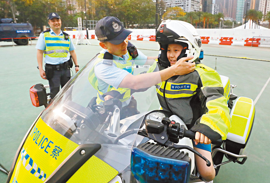 ◆胡小朋友坐上鐵騎體驗交通警服飾及頭盔。 香港文匯報記者郭木又  攝