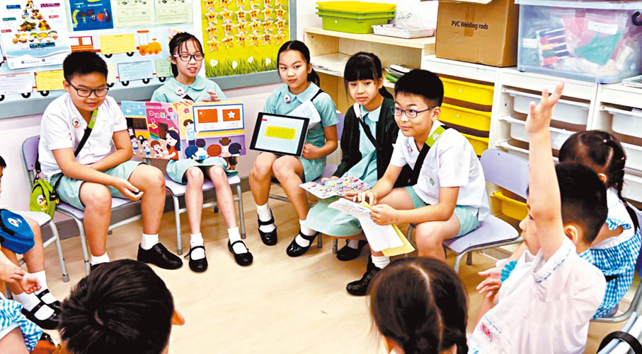 ◆由小學生擔任「國安小老師」，向幼稚園生用生動有趣的方式講解3本幼童繪本。 香港文匯報記者康敬  攝