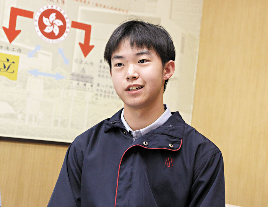 中四學生伍哲鋮：「兩彈元勳」鄧稼先先生無私奉獻的事跡讓我深受震撼，也為我樹立了榜樣。從關心國情，尊重國歌、國旗和國徽等日常小事開始，我將努力維護國家安全。	