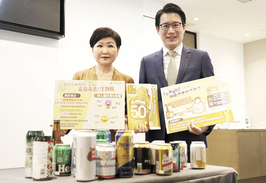 ◆消委會測試市面30款罐裝或支裝啤酒。左起：黃鳳嫺、林凱章。 香港文匯報 記者萬霜靈  攝