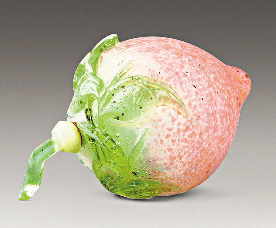 ◆灑紅地套綠玻璃桃形鼻煙壺