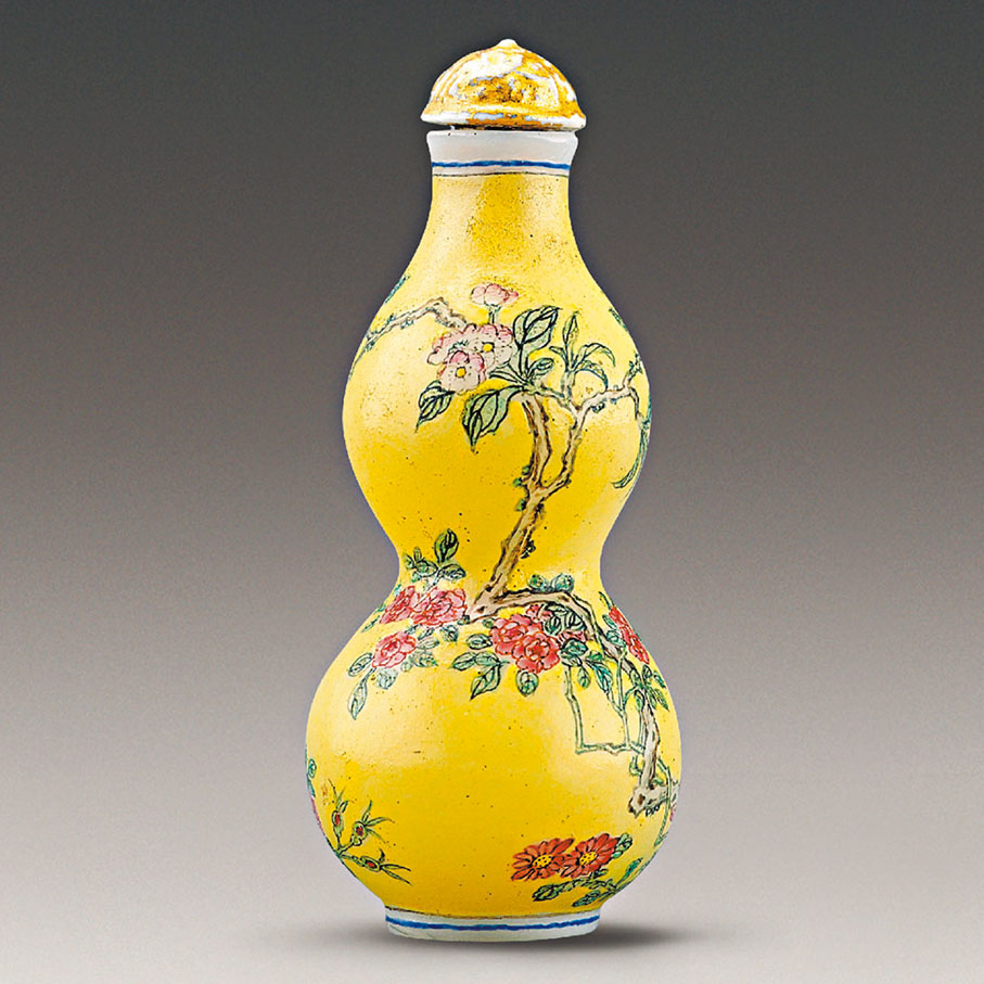 ◆乾隆年製玻璃胎畫琺瑯黃地花卉圖葫蘆形鼻煙壺