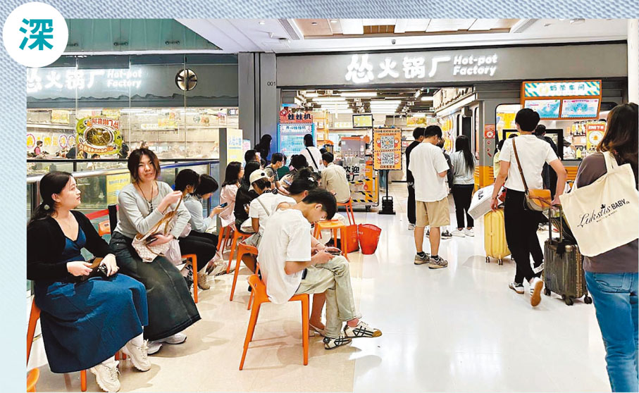 ◆深圳多間食肆客似雲來，大批食客在店外耐心等位。香港文匯報記者廣濟  攝