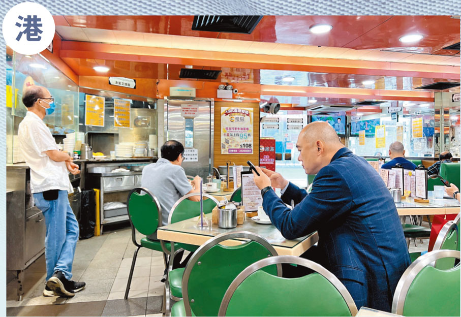 ◆記者實測中的一間茶餐廳上座率只有一半，店員也彷彿懶懶閒。 香港文匯報記者廣濟  攝