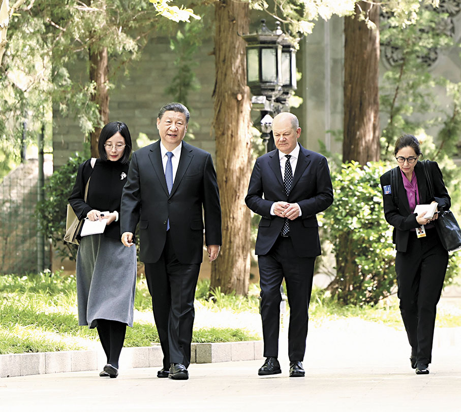 ◆4月16日上午，國家主席習近平在北京釣魚台國賓館會見德國總理朔爾茨。這是習近平同朔爾茨一起散步。 新華社