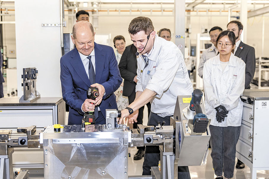 ◆4月14日，德國總理朔爾茨在位於重慶市九龍坡區的博世氫動力系統（重慶）有限公司參訪。 新華社