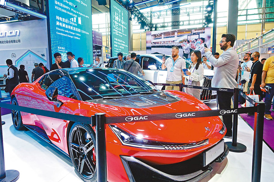 ◆廣交會上的新能源汽車展位，成為海外採購商的「打卡點」。香港文匯報記者盧靜怡  攝