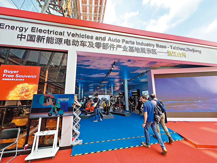 ◆本屆廣交會專門設立了中國新能源電動車及零部件產業基地展示區。香港文匯報記者帥誠  攝