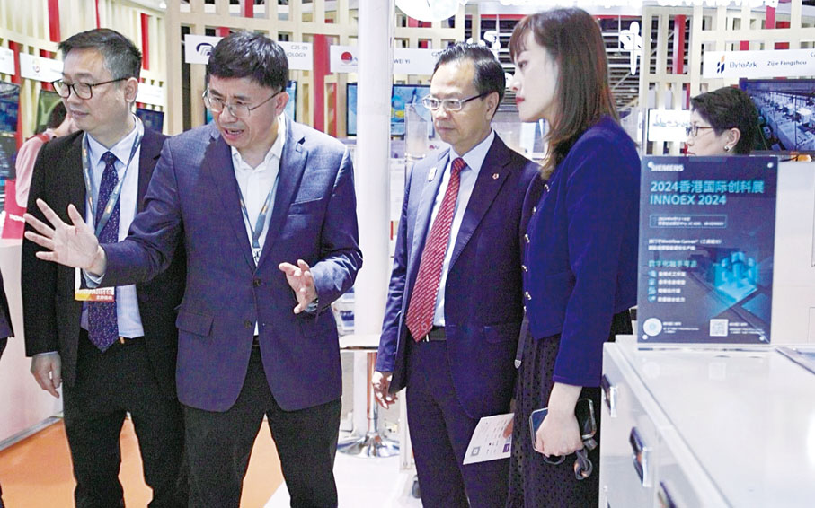 ◆ 創新科技及工業局副局長張曼莉（右）與一眾嘉賓了解遨博各款協作機器人運作。