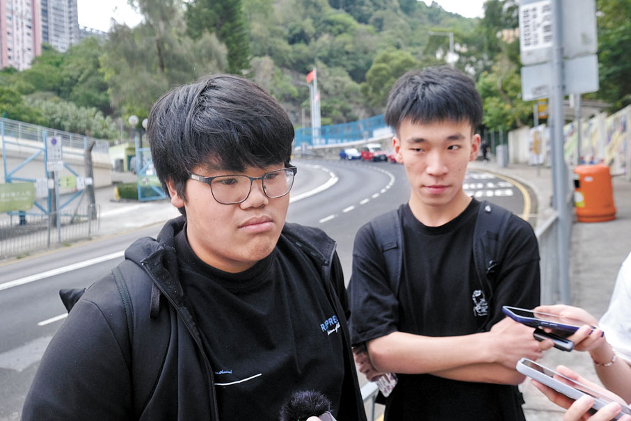 ◆李同學（左）認同昨日公民科考試不難應付。香港文匯報記者黃艾力  攝
