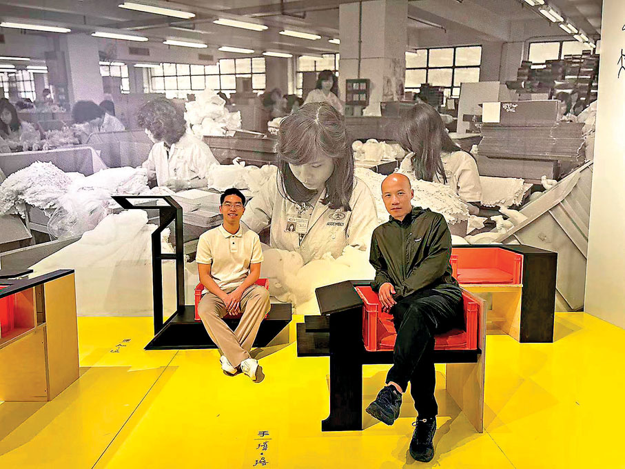 ◆利志榮（右）夥拍李鴻健設計象形文字傢具。