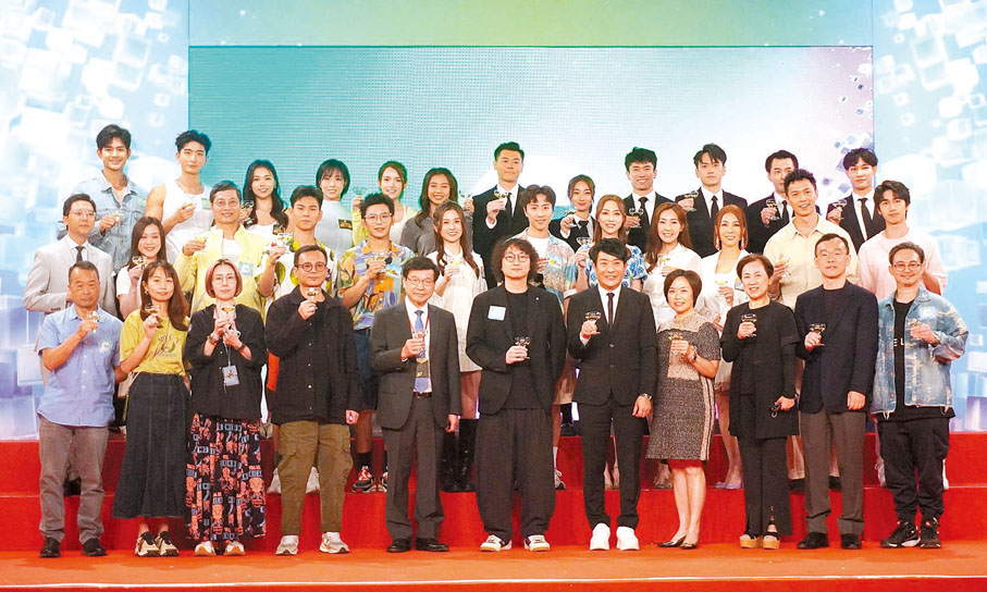 ◆一眾嘉賓舉杯齊賀「TVB Plus」啟播。