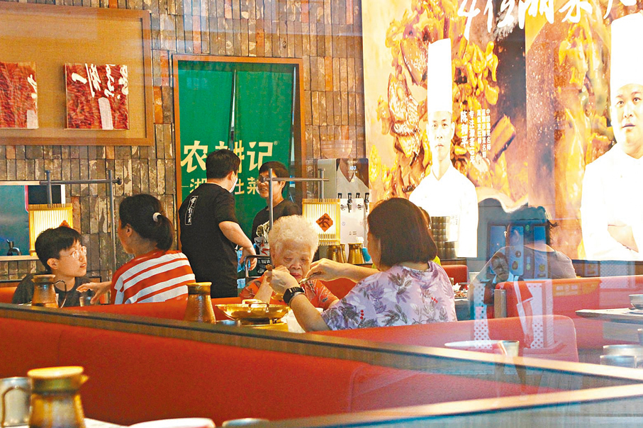 ◆市民在佐敦道的內地品牌食肆用餐。香港文匯報記者黃艾力 攝