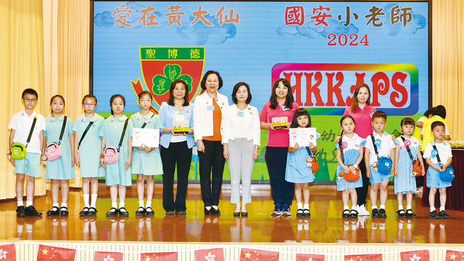 ◆ 張趙凱渝（左八）和潘陳愛菁（左七）頒發嘉許狀給學校，並為學生頒發證書。